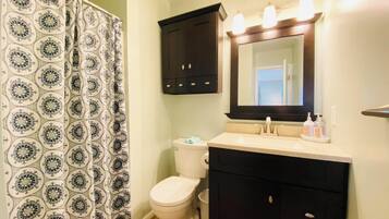 Condo, Multiple Beds, Kitchen, Pool View | Bathroom