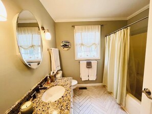 Casa de campo, varias camas, balcón, vista al jardín | Baño