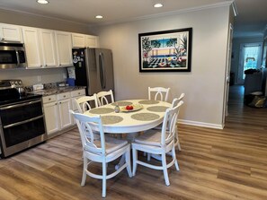 Ferienhaus, Mehrere Betten, Balkon, Gartenblick | Speisen