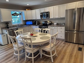 Cottage, Multiple Beds, Balcony, Garden View | Private kitchen