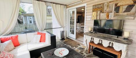 コテージ ベッド (複数台) バルコニー ガーデンビュー | リビング エリア