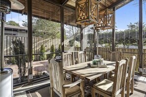 Hus, flere senger, terrasse, hageutsikt | Utendørsservering