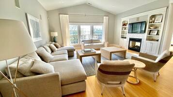 House, Berbilang Katil, Fireplace, Garden View | Ruang tamu | 42 inci televisyen skrin rata dengan digital, pendiangan