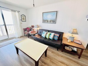 Διαμέρισμα (Condo), Περισσότερα από 1 Κρεβάτια, Μπαλκόνι, Θέα στη Θάλασσα | Περιοχή καθιστικού