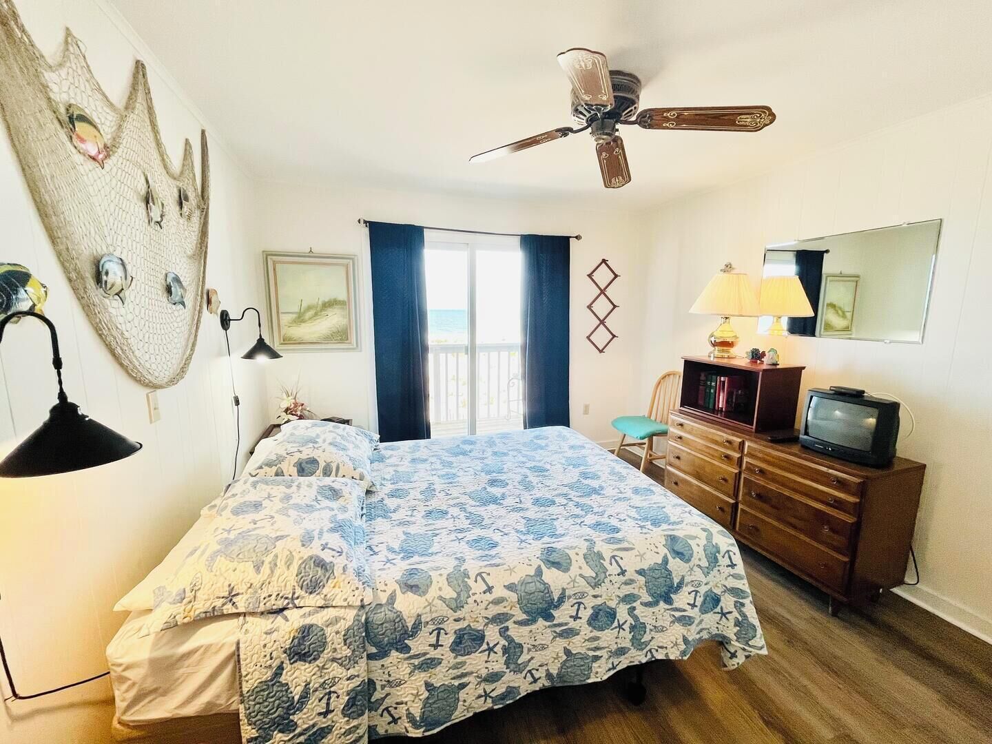 2 bedrooms, individually decorated, individually furnished