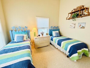 Casa, varias camas, cocina, vista al jardín | 4 habitaciones, decoración personalizada y muebles diferentes 