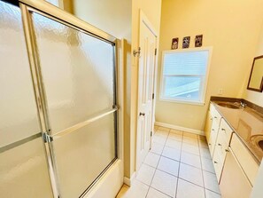 Hus, flere senger, kjøkken, hageutsikt | Bad