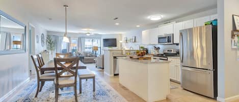 Condo, Berbilang Katil, Kitchen, Pool View | Dapur peribadi | Pembancuh kopi/teh