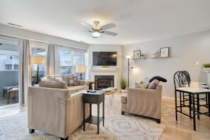 Condo, Multiple Beds, Kitchen, Pool View | Living area
