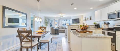 Appart'hÎtel, plusieurs lits, cuisine, vue piscine | Cuisine privée | CafetiÚre/bouilloire