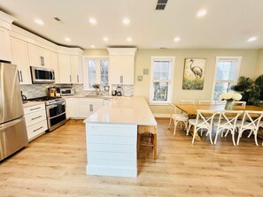 Hus - flera sängar - tillgång till pool - utsikt mot poolen | Eget kök | Kaffe- och tebryggare