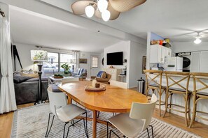Casa de campo, varias camas, cocina, vista al jardín (BAYARD AVENUE 1600) | Restaurantes