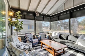 Cottage, Multiple Beds, Kitchen, Garden View (BAYARD AVENUE 1600) | Living area | MP3 dock - Bayard Avenue 1600 (Dewey Beach)