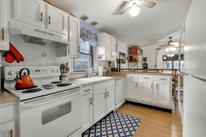 Casa de campo, varias camas, cocina, vista al jardín (BAYARD AVENUE 1600) | Cocina privada