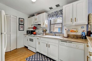 Cottage, Multiple Beds, Kitchen, Garden View (BAYARD AVENUE 1600) | Private kitchen