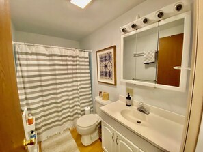 Ferienhaus, Mehrere Betten, Küche, Gartenblick | Badezimmer