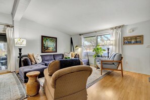 Cottage, Multiple Beds, Kitchen, Garden View (BAYARD AVENUE 1600) | Living area