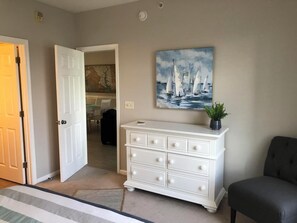 Appart'hôtel, plusieurs lits, cuisine, vue piscine | 2 chambres, décoration personnalisée, ameublement personnalisé