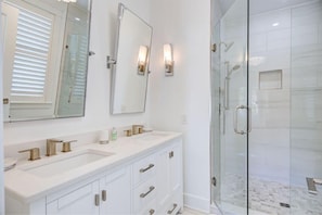 House, Multiple Beds, Pool Access, Pool View | Bathroom