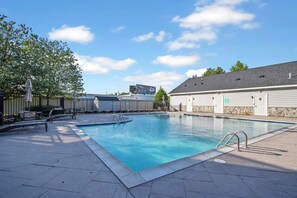 สระว่ายน้ำกลางแจ้งเปิดตามฤดูกาล