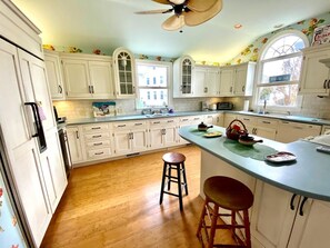 Mökki, useita sänkyjä, keittiö, näköala puutarhaan | Yksityinen keittiö | Kahvin-/teenkeitin