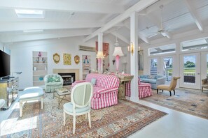 Hús - mörg rúm - aðgengi að sundlaug - útsýni yfir sundlaug | Stofa | Arinn