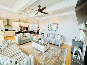 Casa, varias camas, acceso a la piscina, vistas a la piscina | Zona de estar | Una chimenea