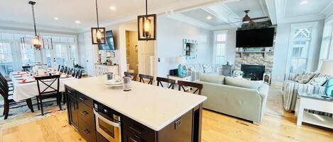 House, Multiple Beds, Pool Access, Pool View | Interior