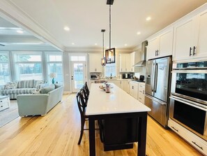 Casa, varias camas, acceso a la piscina, vistas a la piscina | Cocina privada | Cafetera o tetera