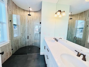 House, Multiple Beds, Pool Access, Pool View | Bathroom