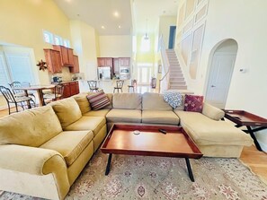 Casa, varias camas, patio, vista a la alberca | Área de sala de estar | Chimenea 