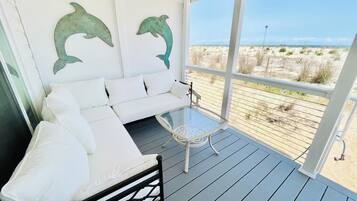 House, Multiple Beds, Balcony, Garden View | Living area