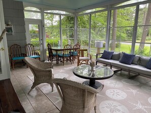Maison, plusieurs lits, patio, vue jardin | Coin séjour | Cheminée