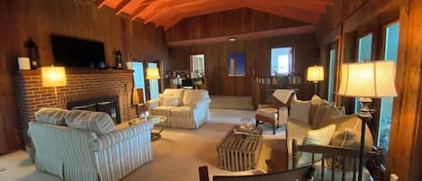 ハウス ベッド (複数台) パティオ ガーデンビュー | リビング エリア | 暖炉