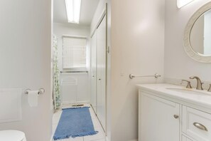 Hus, flere senger, kjøkken, hageutsikt