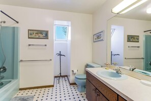 Hus, flere senger, kjøkken, hageutsikt