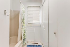 House, Multiple Beds, Kitchen, Garden View | Bathroom