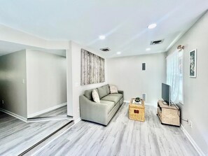 Casa, varias camas, patio, vistas al jardín | Zona de estar