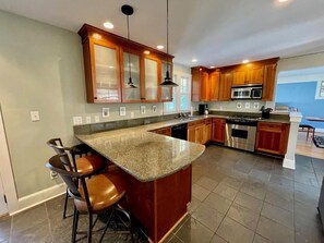 Casa, varias camas, patio, vistas al jardín | Cocina privada | Cafetera o tetera