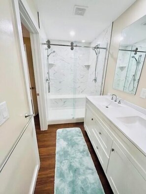 Casa, várias camas, sacada, vista para o oceano | Banheiro