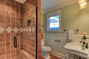 Talo, useita sänkyjä, pääsy uima-altaalle, näköala uima-altaalle | Kylpyhuone