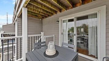 Nhà liên kế, nhiều giường, ban công, quang cảnh một góc biển | Khu ẩm thực ngoài trời