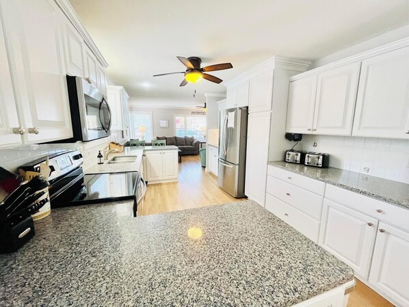 Casa de ciudad, varias camas, balcón, vista al océano | Cocina privada | Cafetera y tetera 