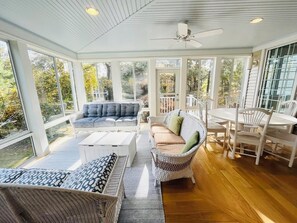 Ferienhaus, Mehrere Betten, Balkon | Wohnbereich | Kamin