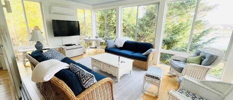 Casa, varias camas, balcón | Zona de estar | Una chimenea