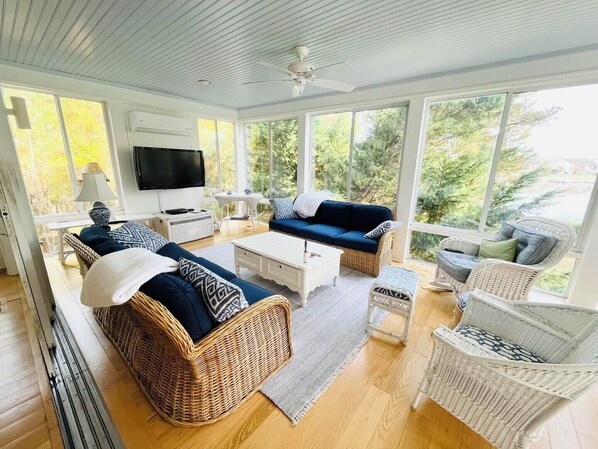 Ferienhaus, Mehrere Betten, Balkon | Wohnbereich | Kamin