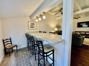 Casa, varias camas, cocina, vista al jardín | 6 habitaciones, decoración personalizada y muebles diferentes 