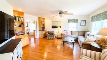 House, Multiple Beds, Balcony, Garden View | Living area