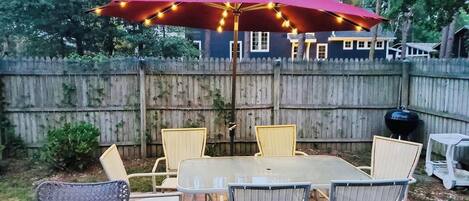 ハウス ベッド (複数台) パティオ ガーデンビュー | 屋外ダイニングエリア