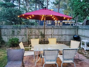 Talo, useita sänkyjä, patio, näköala puutarhaan | Ulkoruokailutilat